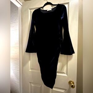 Deep navy velvet bell sleeve maternity dress 💙